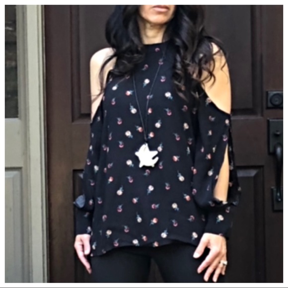 ✨LAST ONE✨Cold shoulder boho chic black floral top - Picture 2 of 8